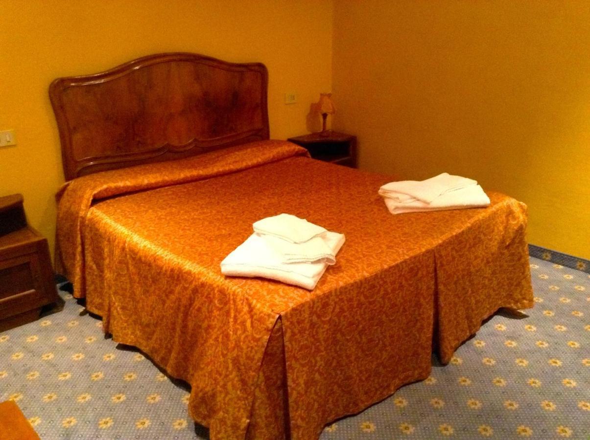 Albergo Ristorante Da Carlino Castelnuovo di Garfagnana Habitación foto