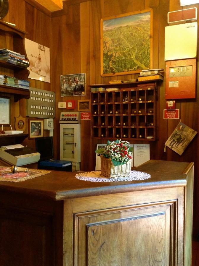 Albergo Ristorante Da Carlino Castelnuovo di Garfagnana Exterior foto
